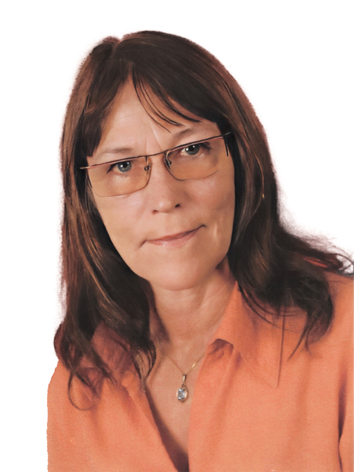 Portr&auml;t einer Frau mit langen braunen Haaren, die eine orange Bluse und eine Goldkette tr&auml;gt. Hintergrund ist wei&szlig;.