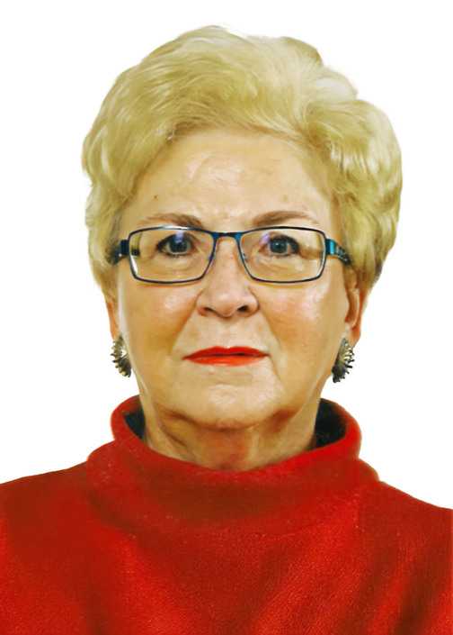 Portr&auml;t einer &auml;lteren Frau mit blonden Haaren, Brille und rotem Pullover vor wei&szlig;em Hintergrund.