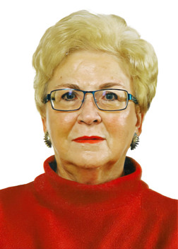 Portr&auml;t einer &auml;lteren Frau mit blonden Haaren, Brille und rotem Pullover vor wei&szlig;em Hintergrund.