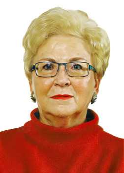 Portr&auml;t einer &auml;lteren Frau mit blonden Haaren, Brille und rotem Pullover vor wei&szlig;em Hintergrund.