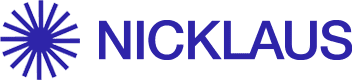 Logo der Marke Nicklaus in blauer Schrift mit einem stilisierten, strahlenf&ouml;rmigen Symbol links davon.