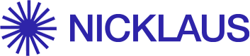 Logo der Marke Nicklaus in blauer Schrift mit einem stilisierten, strahlenförmigen Symbol links davon.