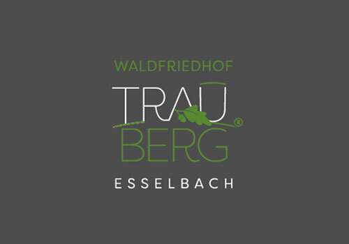 Logo des Waldfriedhofs TrauBerg in Esselbach, bestehend aus gr&uuml;nem Schriftzug und stilisiertem Blatt.