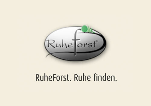 Logo von RuheForst mit dem Slogan "Ruhe finden" auf hellem Hintergrund.