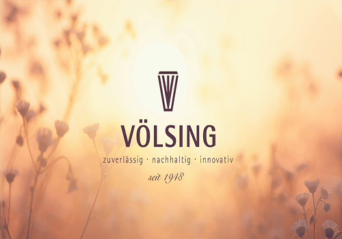 Logo von Völsing vor einem verschwommenen, blühenden Hintergrund mit dem Slogan: „zuverlässig, nachhaltig, innovativ seit 1948“.