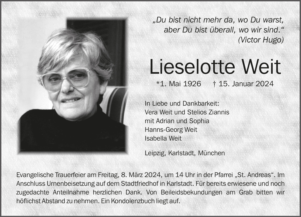 Schwarz-wei&szlig;es Portr&auml;t einer Frau mit Brille, umrahmt von Text zu ihrem Leben und Traueranzeige.