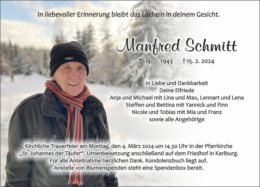 Ein &auml;lterer Mann mit M&uuml;tze und Schal l&auml;chelt vor einer verschneiten Waldlandschaft. Traueranzeige im Hintergrund.