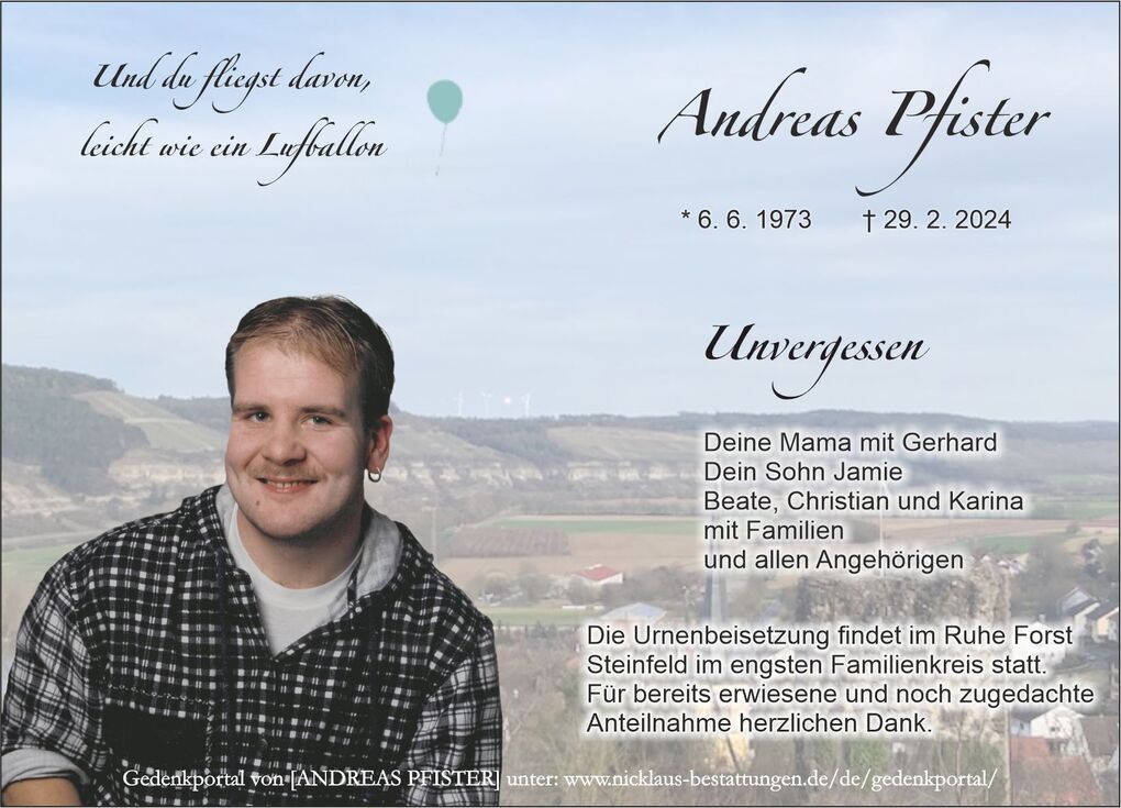 Portrait eines l&auml;chelnden Mannes vor einer Landschaft, umgeben von Gedenkinformationen und einem Luftballon im Hintergrund.