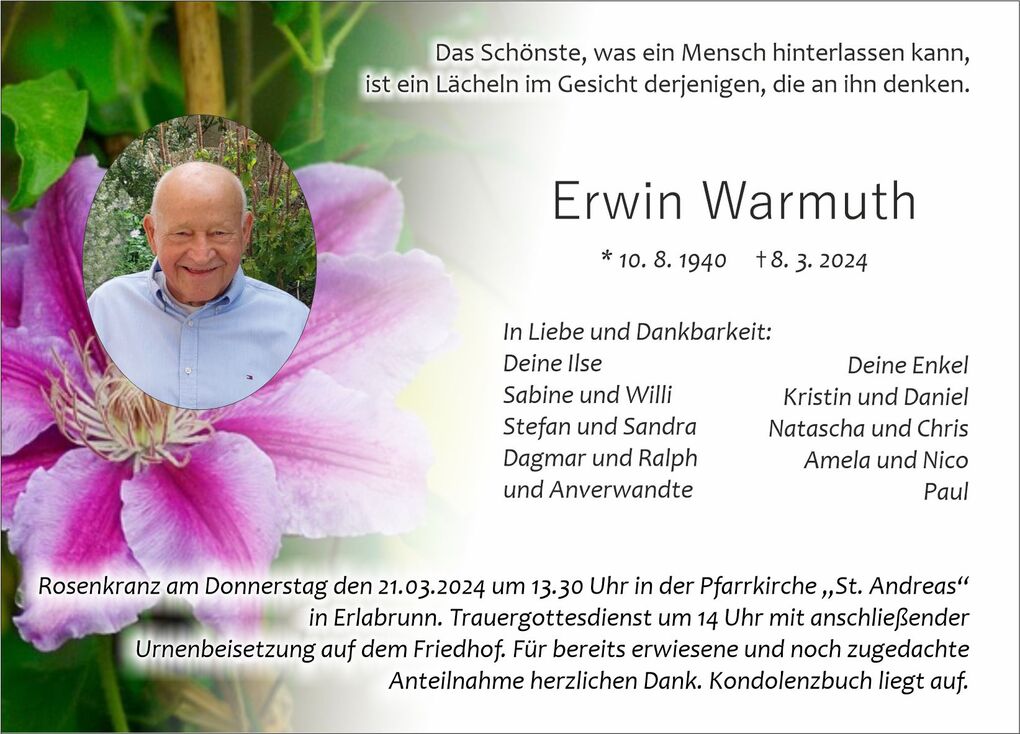 Bild mit einem l&auml;chelnden Mann in Hemd vor einer Blumenkomposition, umgeben von einem Trauertext und Erinnerungsdetails.