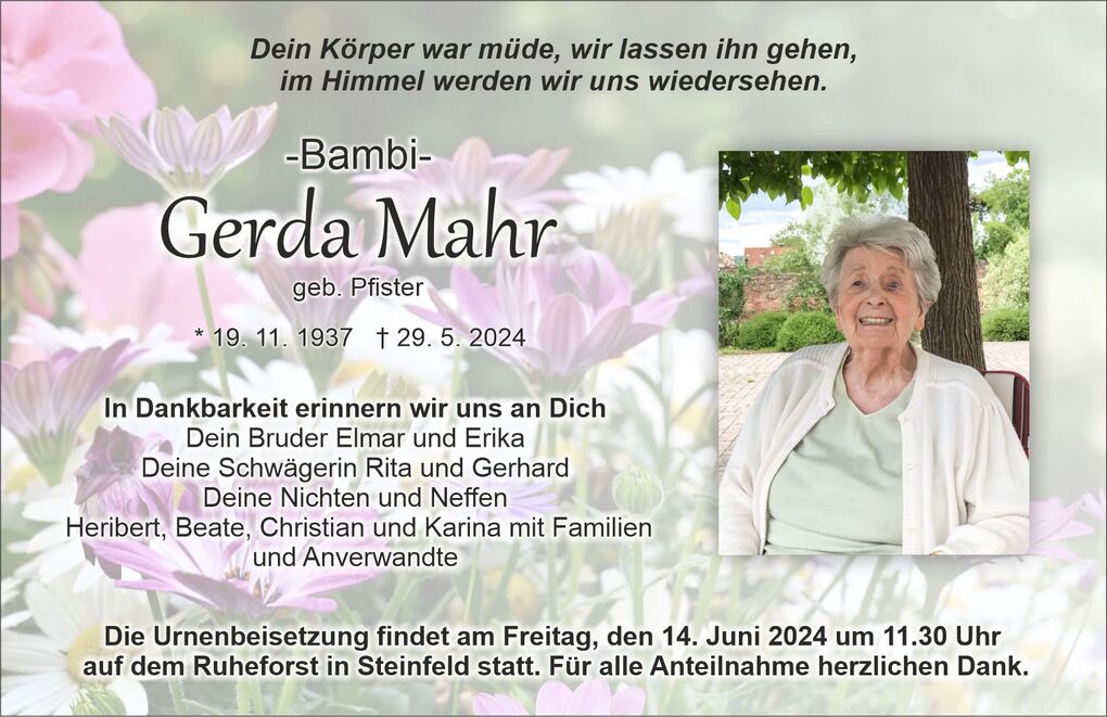 Traueranzeige f&uuml;r Gerda Mahr, umrahmt von Blumen, mit einem Bild der fr&ouml;hlichen &auml;lteren Frau im Freien.