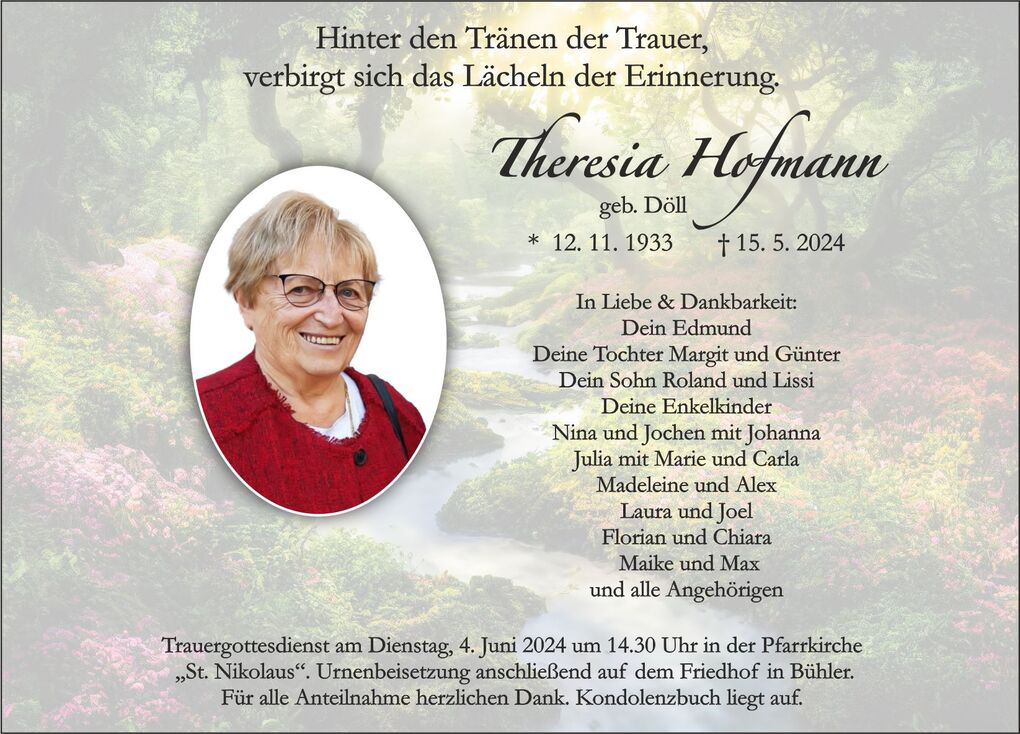 Traueranzeige mit einem Portrait von Theresia Hofmann auf naturnahem Hintergrund und liebevollen Erinnerungen.