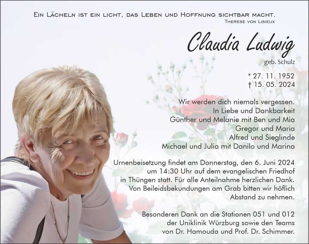 Portrait einer l&auml;chelnden Frau mit kurzen blonden Haaren, umgeben von rosafarbenen Blumen und einem wei&szlig;en Hintergrund.
