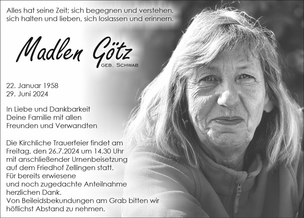 Schwarz-wei&szlig; Portr&auml;t einer l&auml;chelnden Frau mit langen Haaren, begleitet von Traueranzeigen und Lebesdaten.