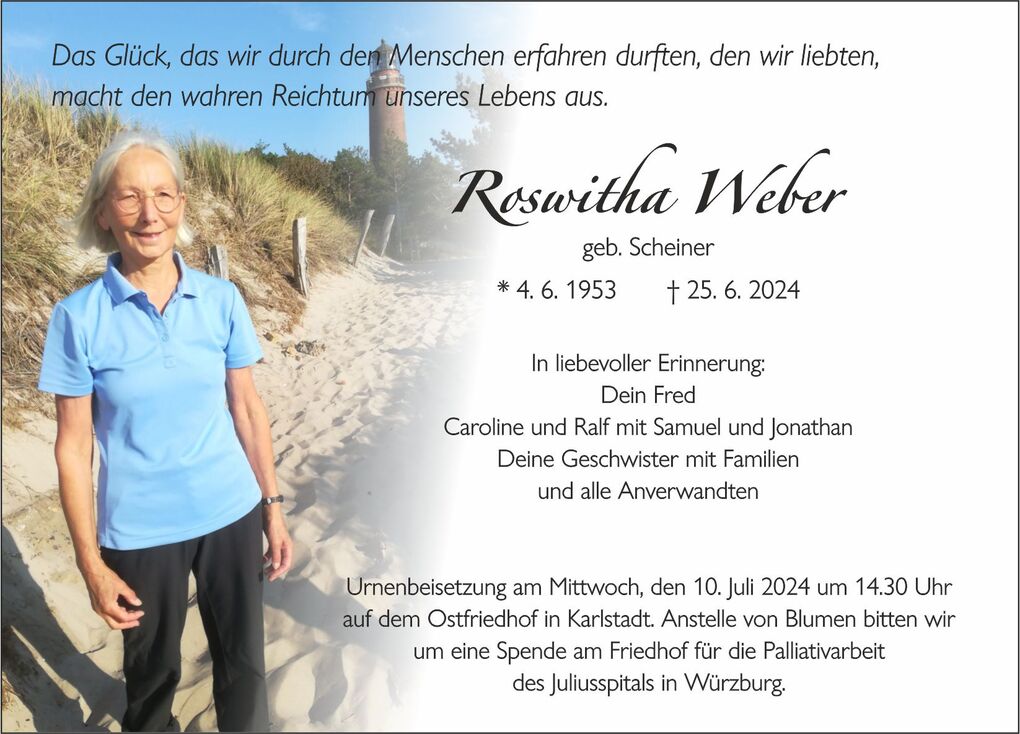 Frau in blauer Poloshirt steht am Strand, im Hintergrund ein Leuchtturm, mit Traueranzeige auf der linken Seite.