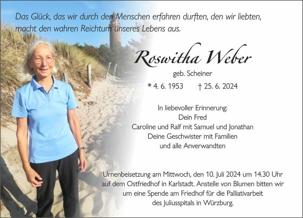 Frau in blauer Poloshirt steht am Strand, im Hintergrund ein Leuchtturm, mit Traueranzeige auf der linken Seite.