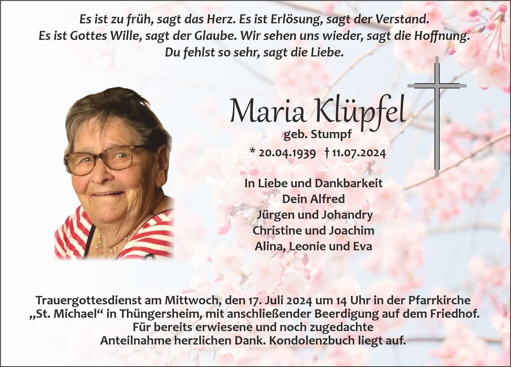 Portr&auml;t einer l&auml;chelnden &auml;lteren Frau mit Brille, umgeben von einer bl&uuml;henden Kirschbl&uuml;ten-Umrahmung.