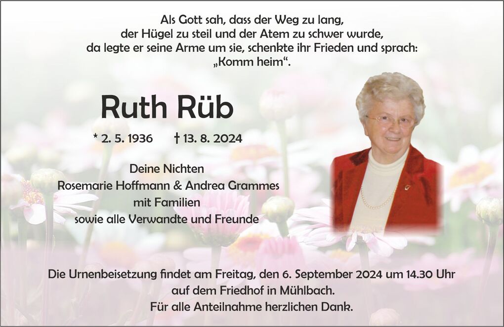 Tafel mit Traueranzeige f&uuml;r Ruth R&uuml;b, umgeben von Blumen, enth&auml;lt Details zur Urnenbeisetzung und pers&ouml;nliche Erinnerungen.