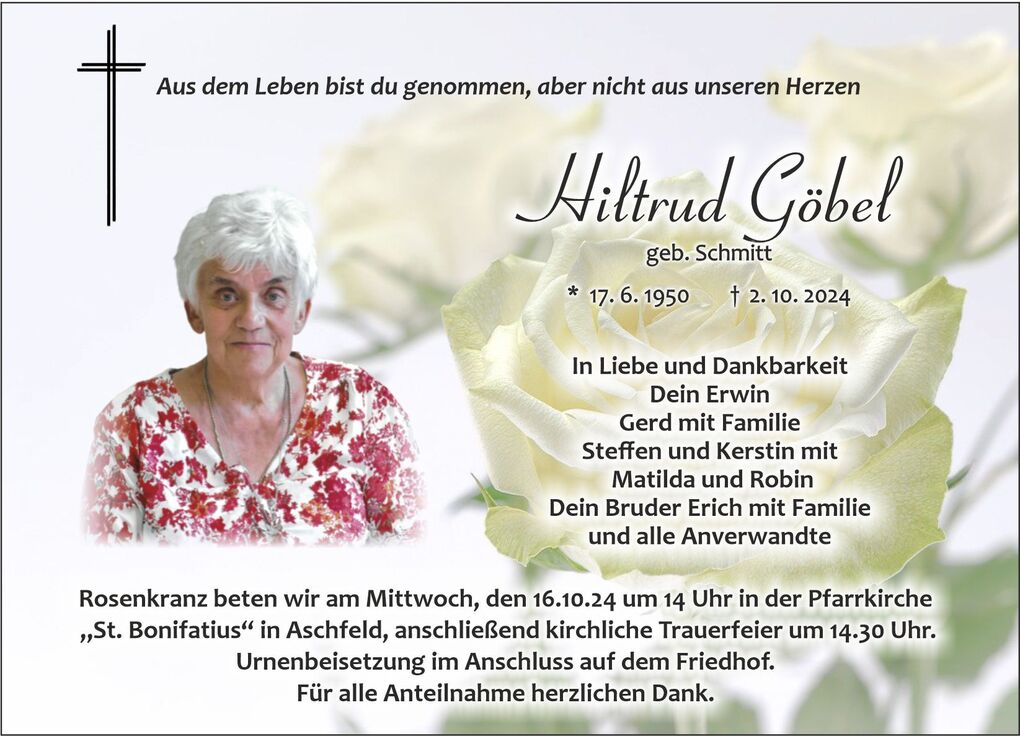 Frau mit grauen Haaren auf einer Trauerkarte, umgeben von einer wei&szlig;en Rose und tr&ouml;stenden Worten.