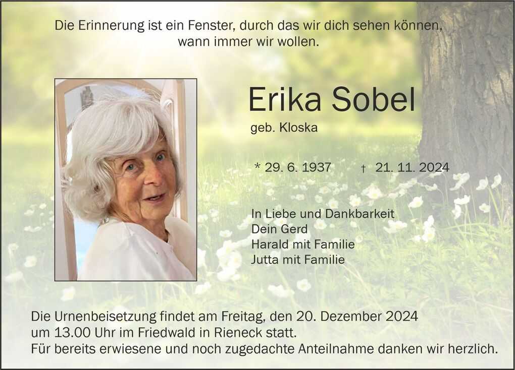 Traueranzeige mit Portr&auml;t einer &auml;lteren Frau und Text &uuml;ber ihr Leben und Abschied im Hintergrund von Blumenwiese.