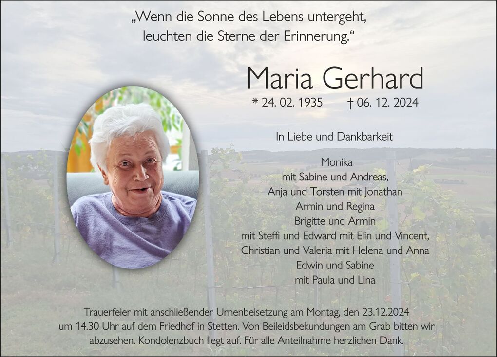Trauerkarte mit einem Portr&auml;t von Maria Gerhard und einem Zitat &uuml;ber Erinnerung, umgeben von Hintergrundlandschaft.