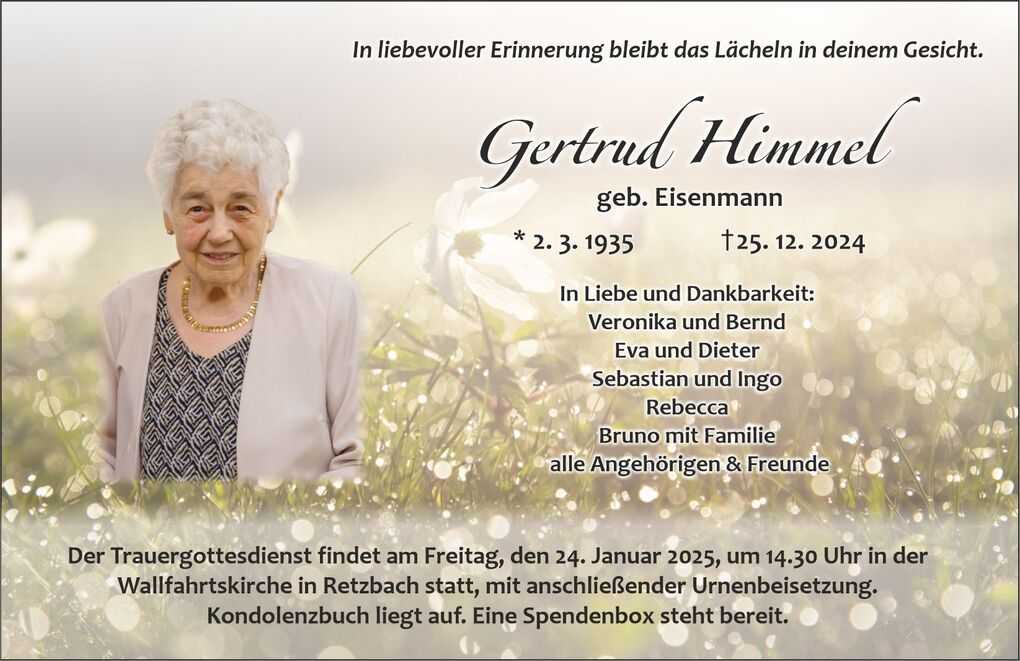 Portrait von Gertrud Himmel vor einem verschwommenen, bl&uuml;henden Hintergrund mit Traueranzeige und Angaben zum Gottesdienst.