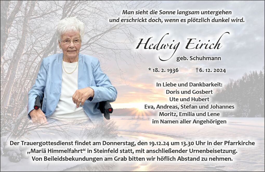 Eine &auml;ltere Frau in einem Rollstuhl sitzt vor einer winterlichen Landschaft und h&auml;lt ihre Hand entspannt auf dem Armlehne.