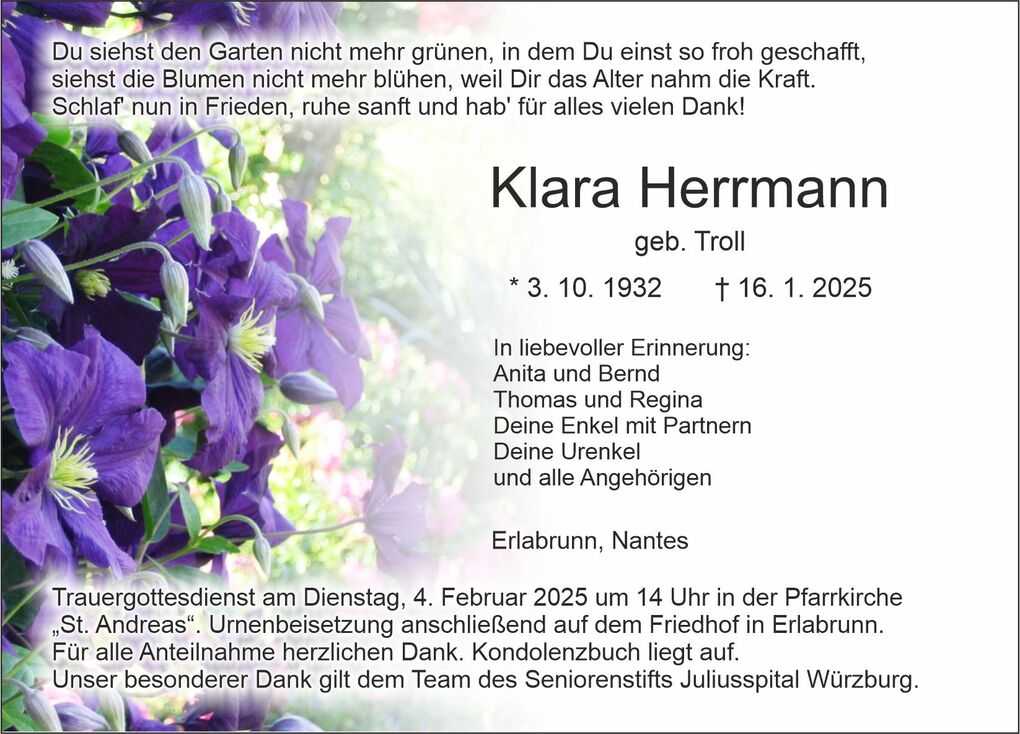 Bl&uuml;hende lila Clematis umrahmt eine Trauerkarte mit Inschrift &uuml;ber Klara Herrmanns Lebensdaten und Ehrung.
