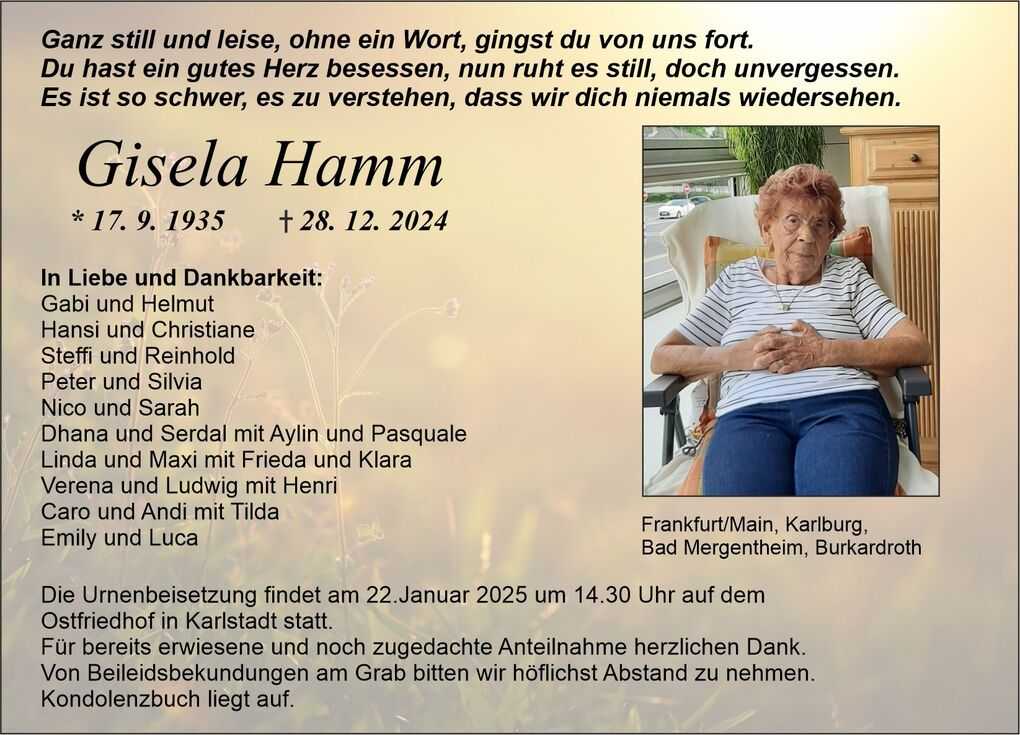 Traueranzeige f&uuml;r Gisela Hamm mit Bild einer &auml;lteren Frau in einem Stuhl, umgeben von Blumenhintergrund und Text.