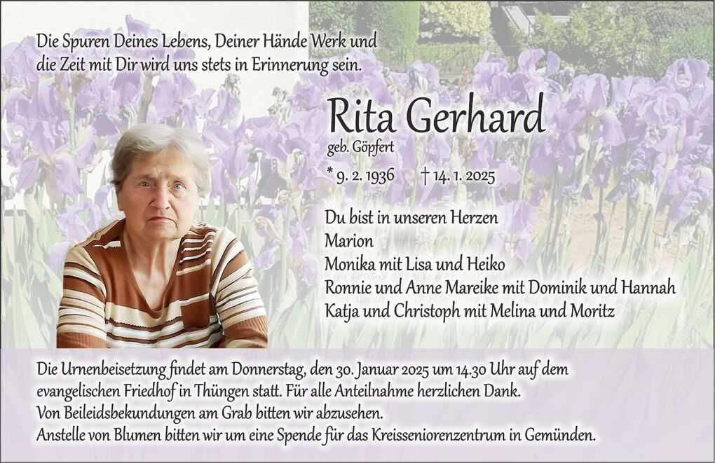 Trauereinladung mit Portr&auml;t einer &auml;lteren Frau, umgeben von lila Blumen und Textinformationen zu ihrem Leben und Beisetzung.