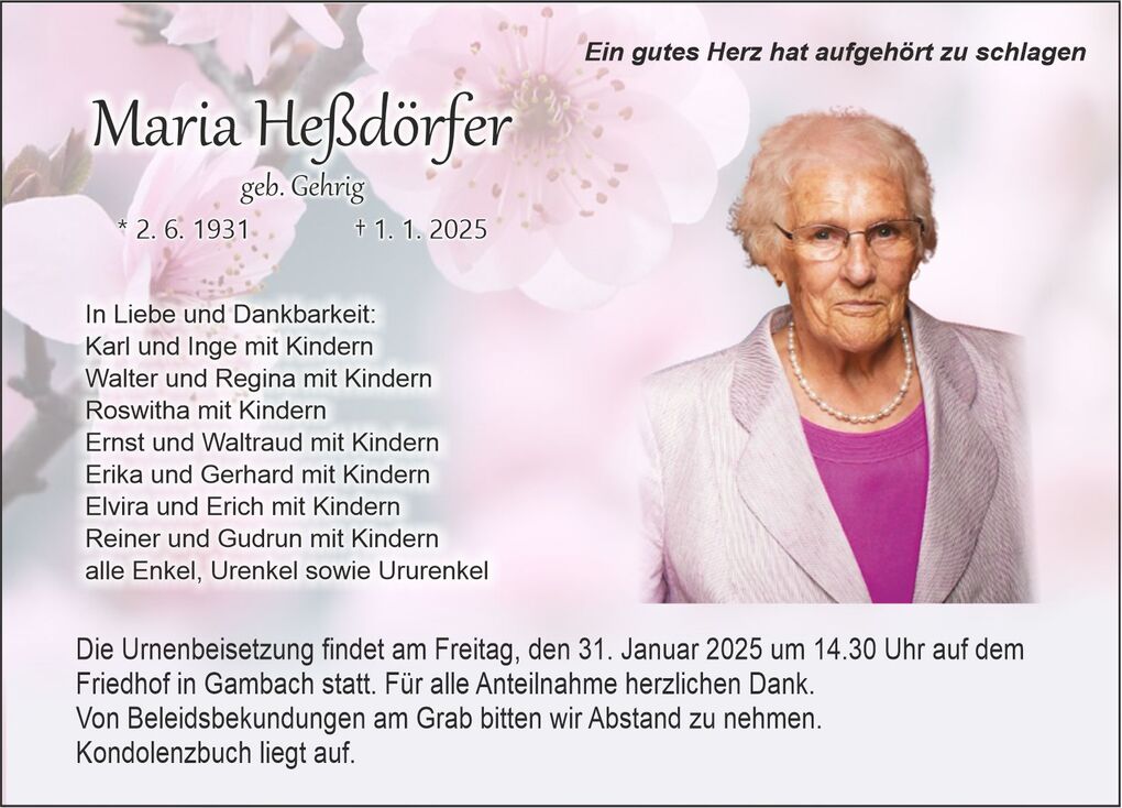 Traueranzeige f&uuml;r Maria He&szlig;d&ouml;rfer mit einem Foto und eleganten Kirschbl&uuml;ten im Hintergrund.