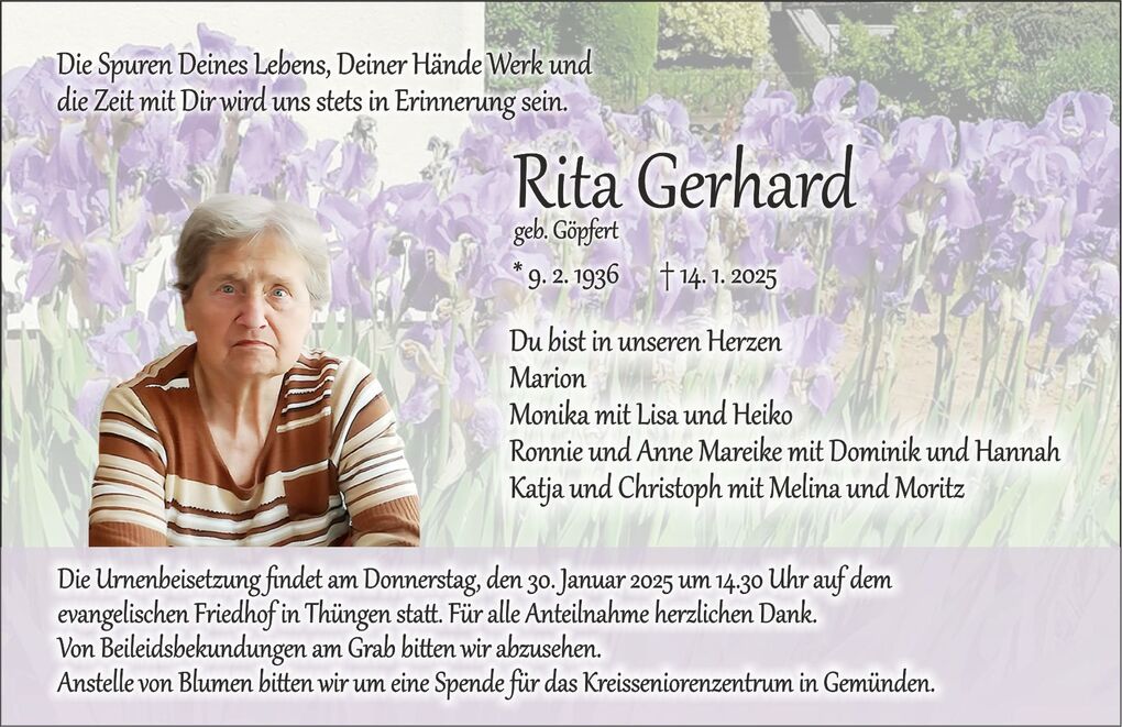 Trauereinladung mit Porträt einer älteren Frau, umgeben von lila Blumen und Textinformationen zu ihrem Leben und Beisetzung.