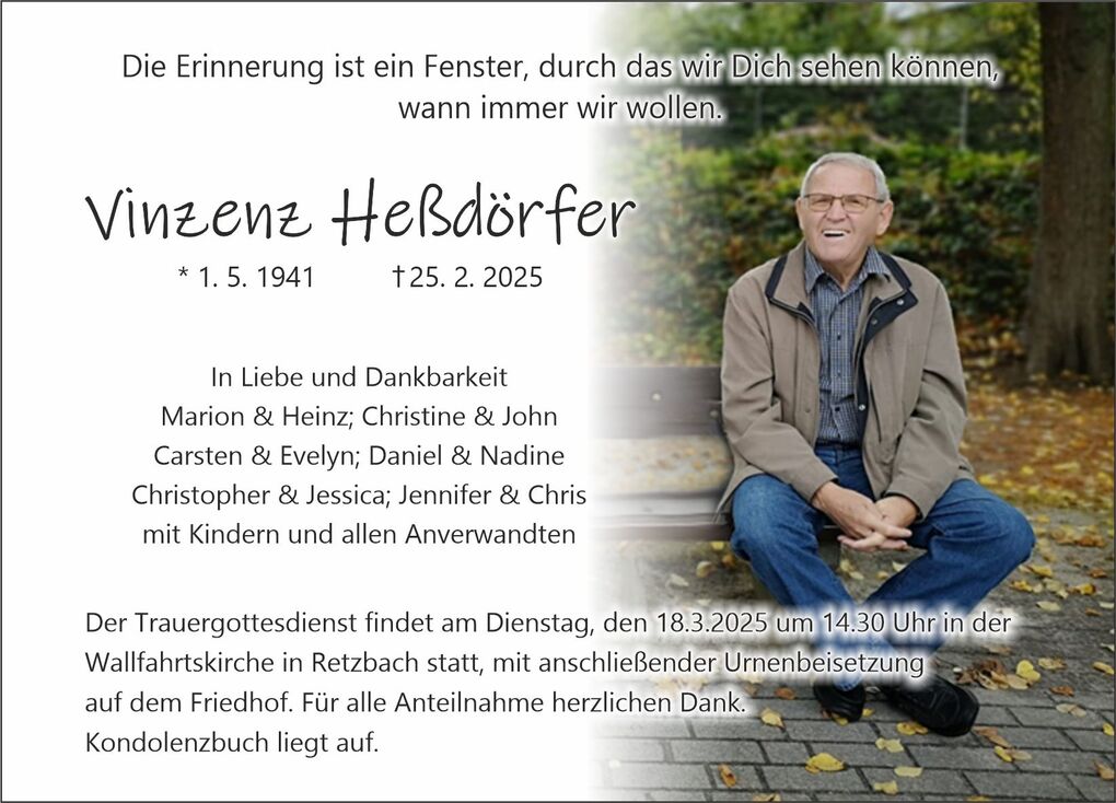 Traueranzeige mit Bild eines &auml;lteren Mannes auf einer Parkbank, umgeben von herbstlichen Bl&auml;ttern, mit verbindendem Text.