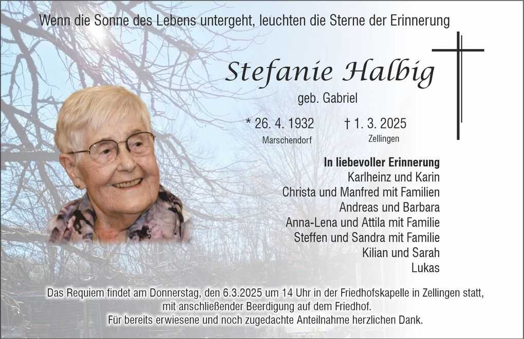 Portr&auml;t einer l&auml;chelnden &auml;lteren Frau mit Brille, umgeben von einem sanften, schemenhaften Hintergrund mit B&auml;umen.