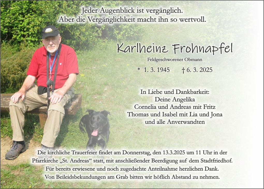 Mann in rotem Shirt sitzt auf einer Bank, neben ihm ein schwarzer Hund, umgeben von gr&uuml;ner Natur. Traueranzeige im Hintergrund.