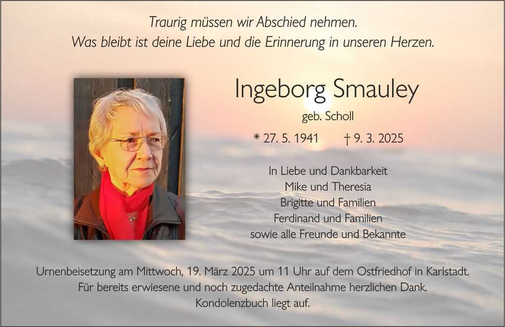 Portr&auml;t einer &auml;lteren Frau mit grauen Haaren und rotem Schal, &uuml;berlagert von einer Trauerbotschaft und Informationen zur Urnenbeisetzung.