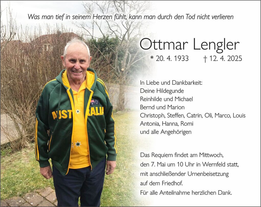 Portr&auml;t eines l&auml;chelnden Mannes in australischer Sportjacke, vor einer winterlichen Landschaft mit kahlen B&auml;umen.