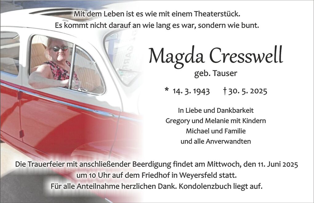 Traueranzeige mit Bild einer Frau in einem roten Auto, umgeben von Text über ihr Leben und die Beerdigung.