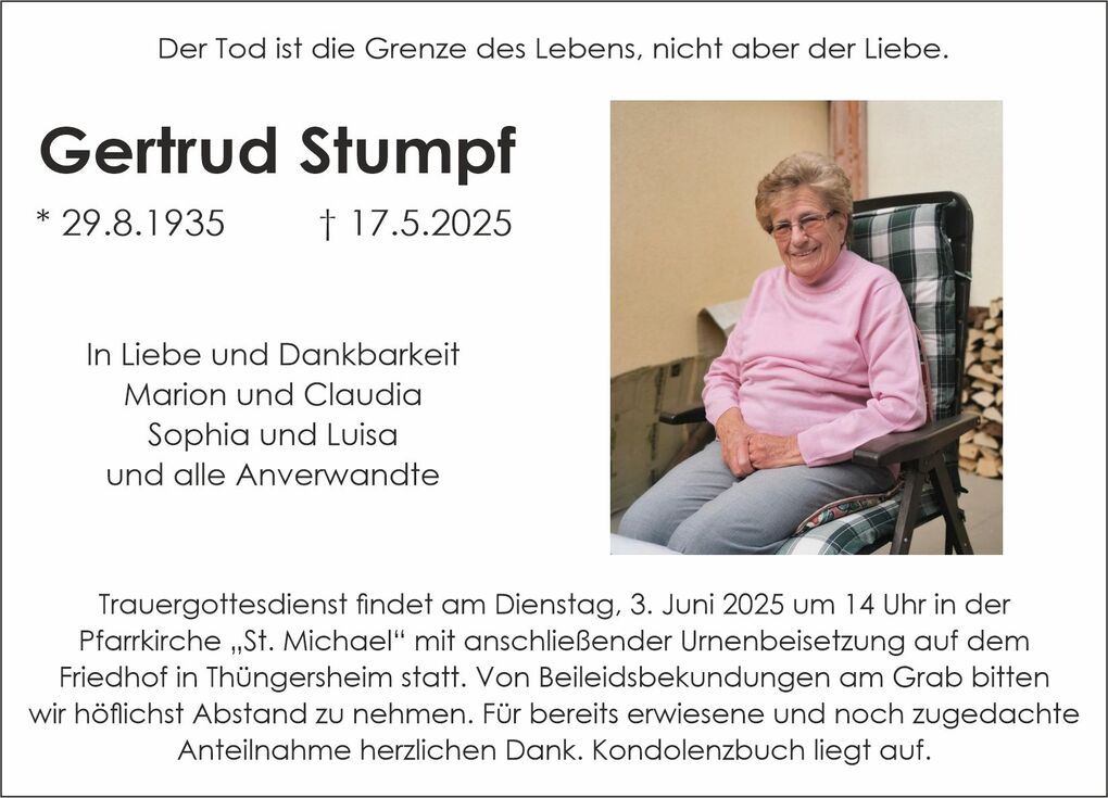 Traueranzeige mit Bild von gerahmter &auml;lterer Frau in rosa Pullover, umgeben von einem freundlichen Ambiente.