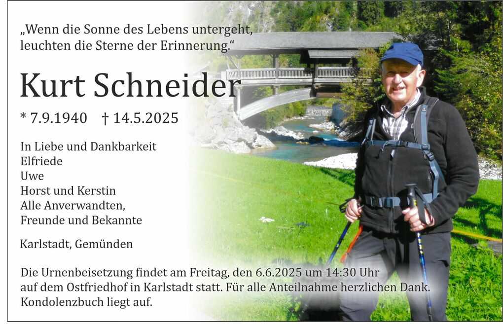 Wei&szlig;es Trauerbild mit Text &uuml;ber Kurt Schneider, umgeben von einer l&auml;ndlichen Kulisse mit Fluss und Br&uuml;cke.