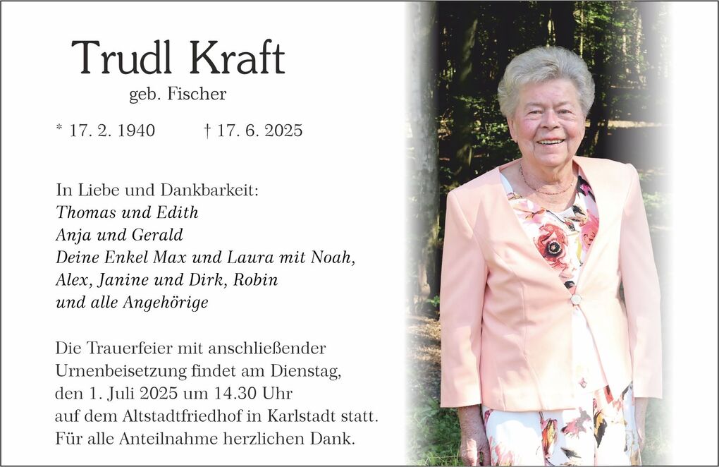 Trauerkarte mit Foto von Trudl Kraft, umgeben von einem Wald, in einem blumigen Kost&uuml;m und l&auml;chelnd.