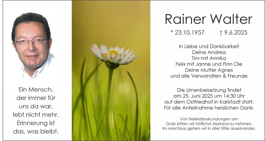 Traueranzeige mit Fotoportr&auml;t eines Mannes, daneben eine Blume auf gr&uuml;nem Hintergrund und Text zur Urnenbeisetzung.