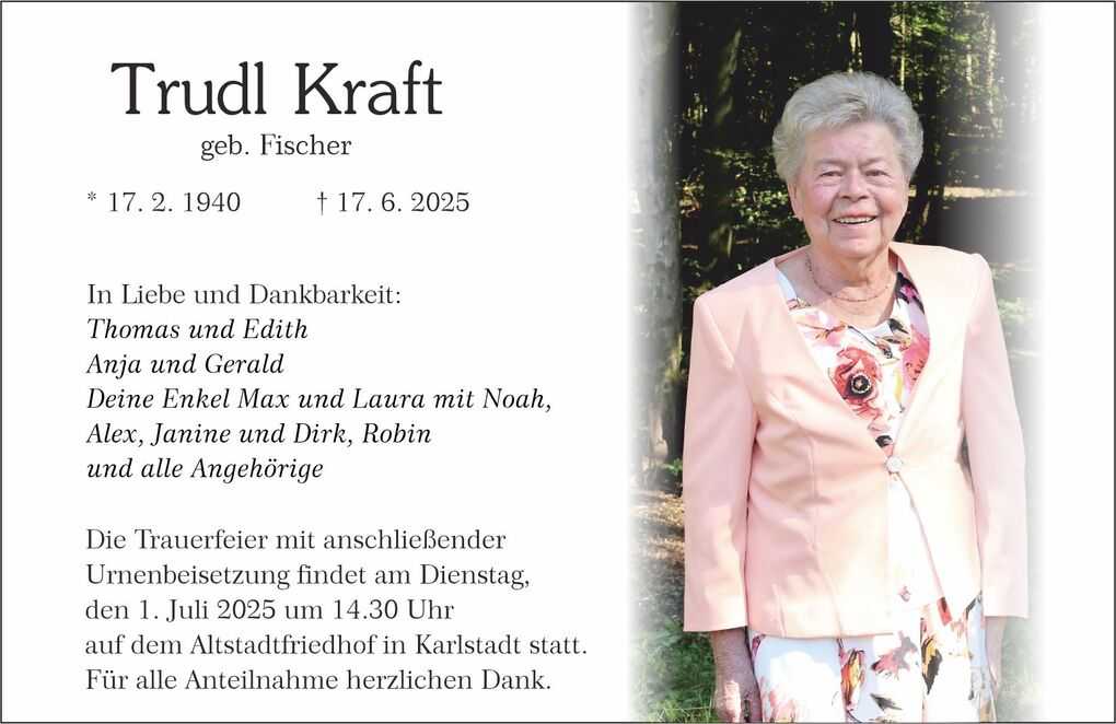 Trauerkarte mit Foto von Trudl Kraft, umgeben von einem Wald, in einem blumigen Kost&uuml;m und l&auml;chelnd.