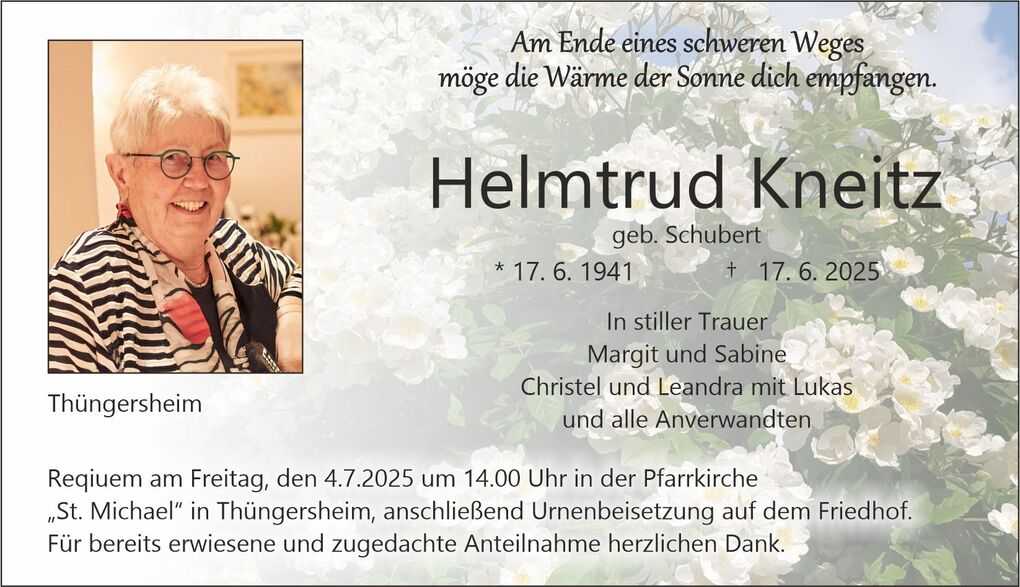 Portr&auml;t einer l&auml;chelnden &auml;lteren Frau mit Brille und gestreiftem Schal, im Hintergrund bl&uuml;hende Pflanzen und ein Einladungstext.