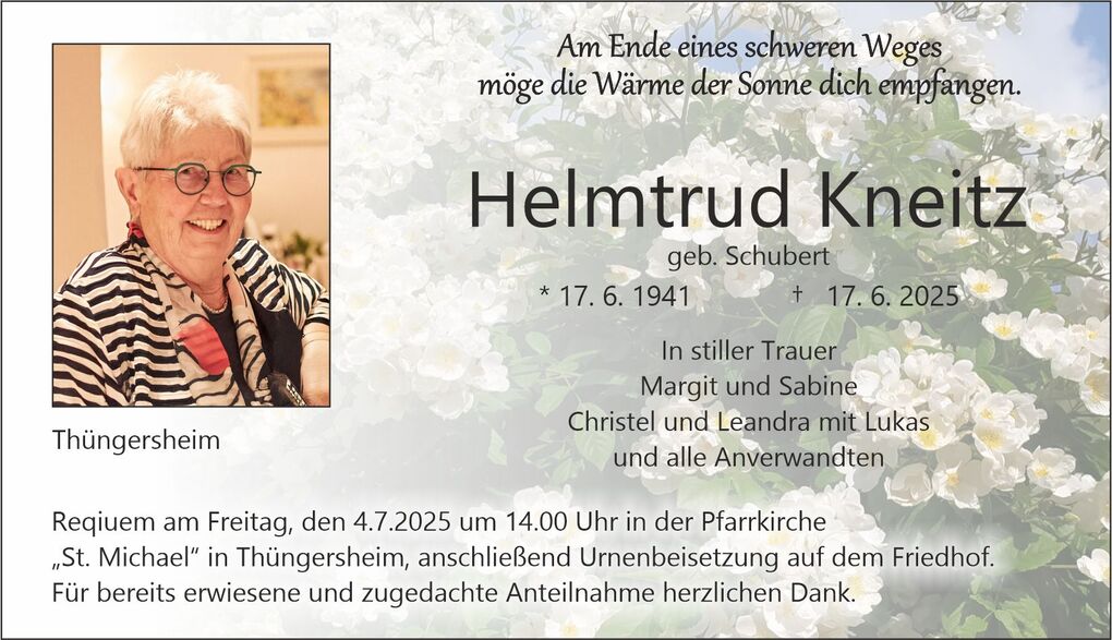 Portr&auml;t einer l&auml;chelnden &auml;lteren Frau mit Brille und gestreiftem Schal, im Hintergrund bl&uuml;hende Pflanzen und ein Einladungstext.