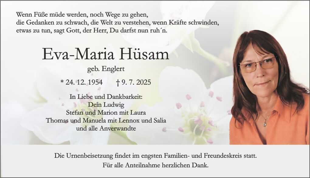 Traueranzeige mit Bild einer Person und Blumenmotiv, Namen, Geburts- und Sterbedatum sowie Dankesworten.