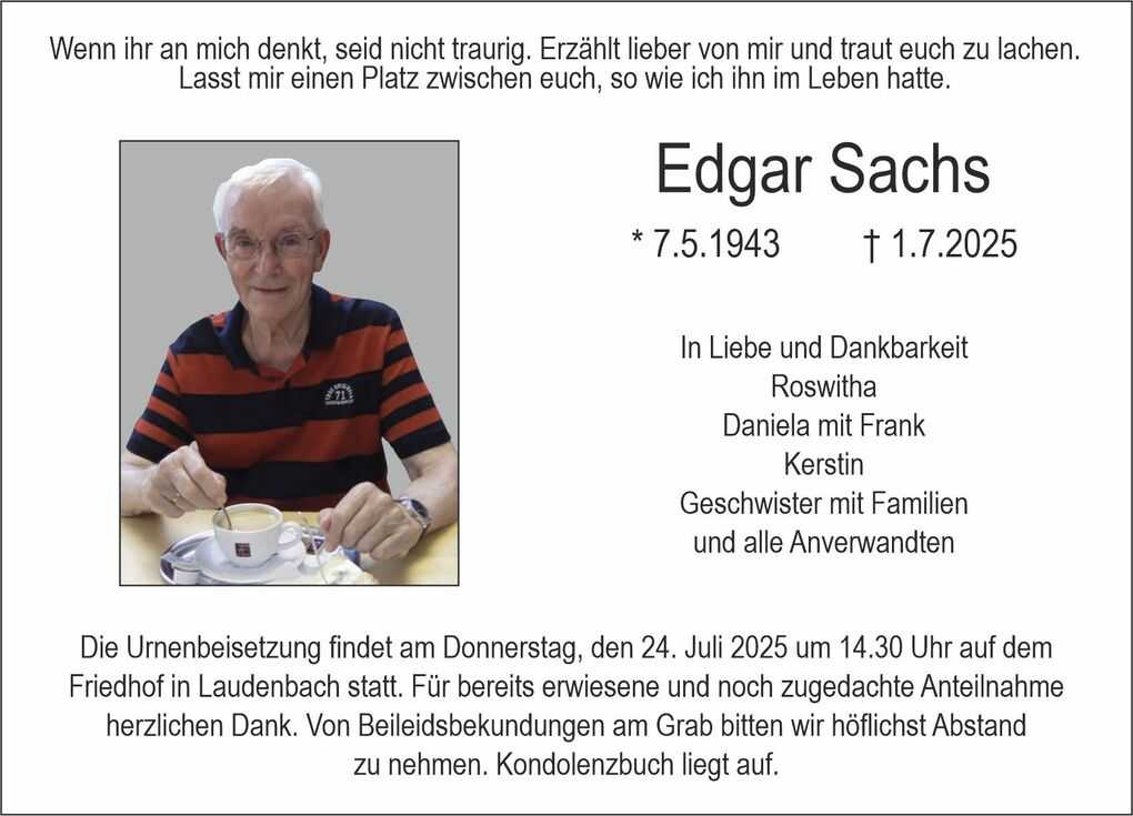 &Auml;lterer Mann mit Brille in gestreiftem Hemd sitzt an einem Tisch mit einer Tasse Kaffee, umgeben von Trauertext.