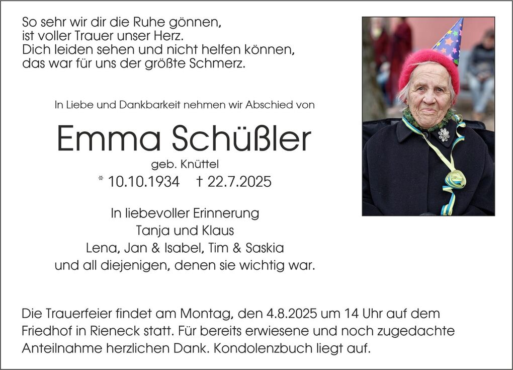 Traueranzeige f&uuml;r Emma Sch&uuml;ler mit Foto einer &auml;lteren Frau in festlicher Kleidung und Partykappe, Datum und Details zur Trauerfeier.