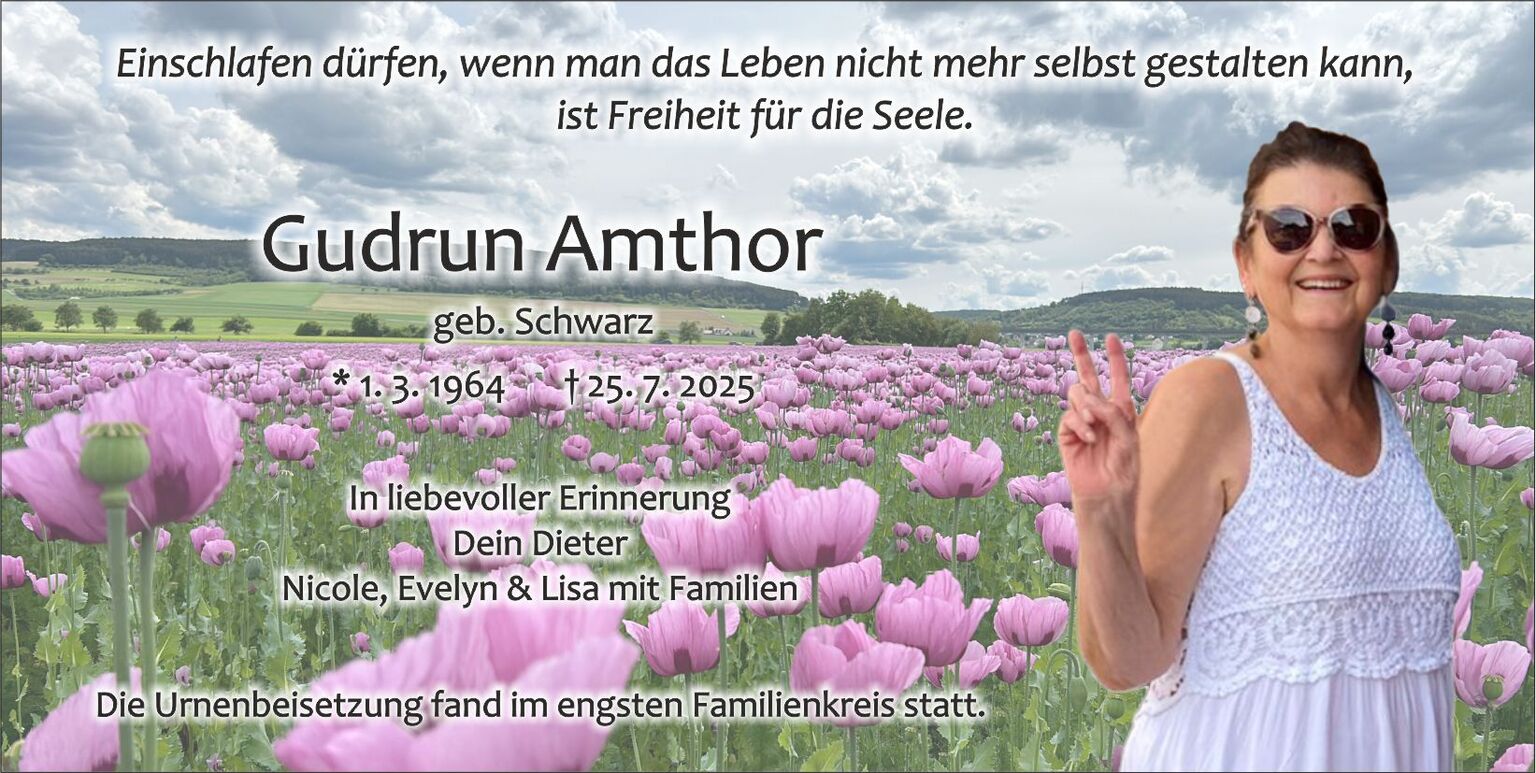 Frau in weißem Kleid lächelt in einer blühenden Mohnblumenlandschaft und zeigt ein Friedenszeichen.