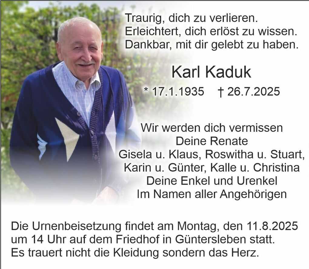 Portr&auml;t eines l&auml;chelnden &auml;lteren Mannes in einem blauen Pullover mit Sternmotiv, umgeben von Natur. Traueranzeige im Hintergrund.