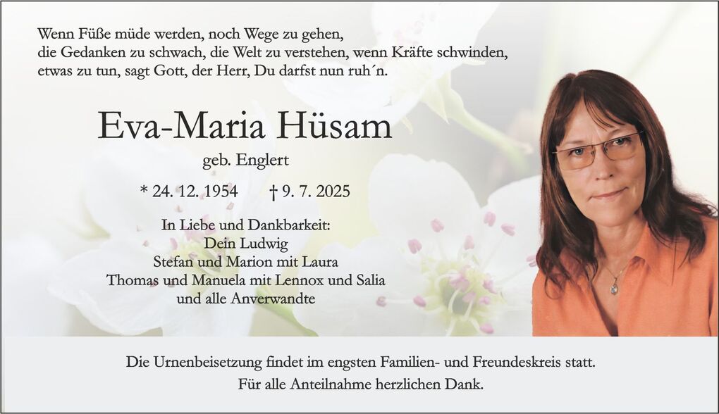 Traueranzeige mit Bild einer Person und Blumenmotiv, Namen, Geburts- und Sterbedatum sowie Dankesworten.